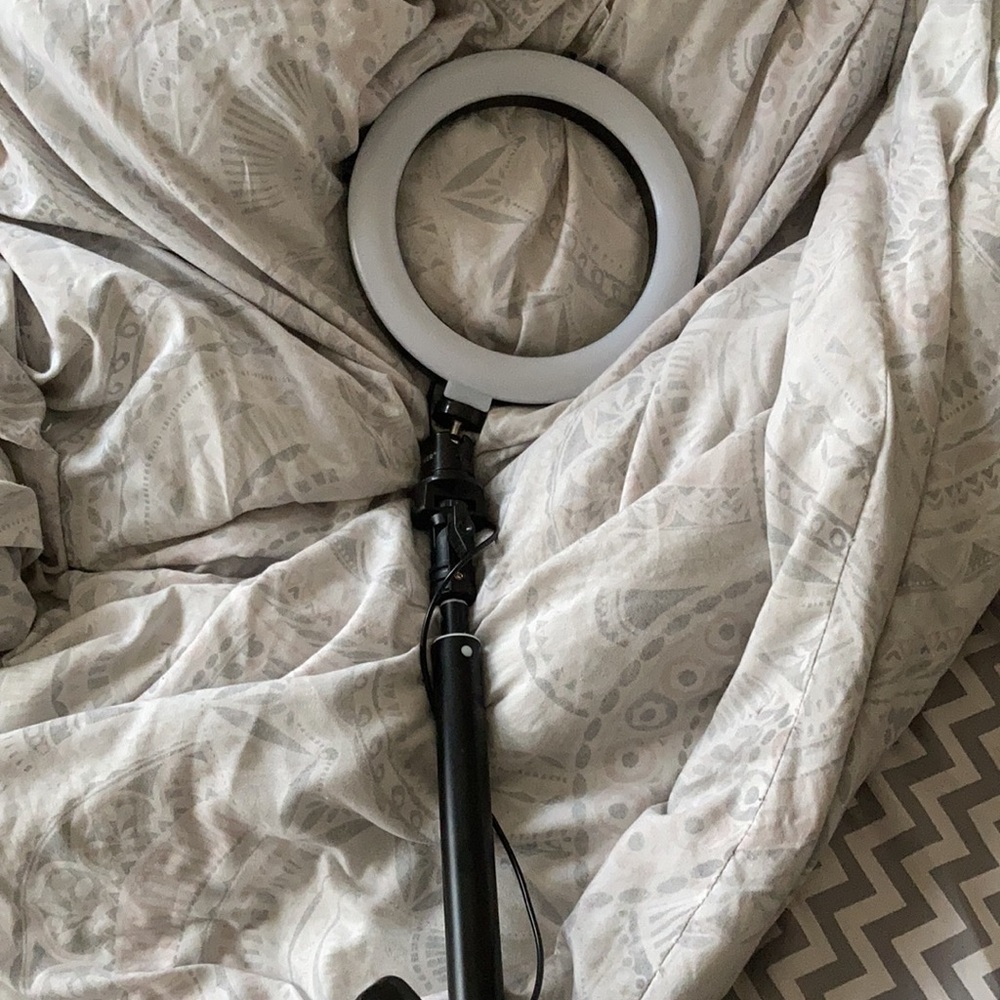 This a ring light - Picture 2 of 2